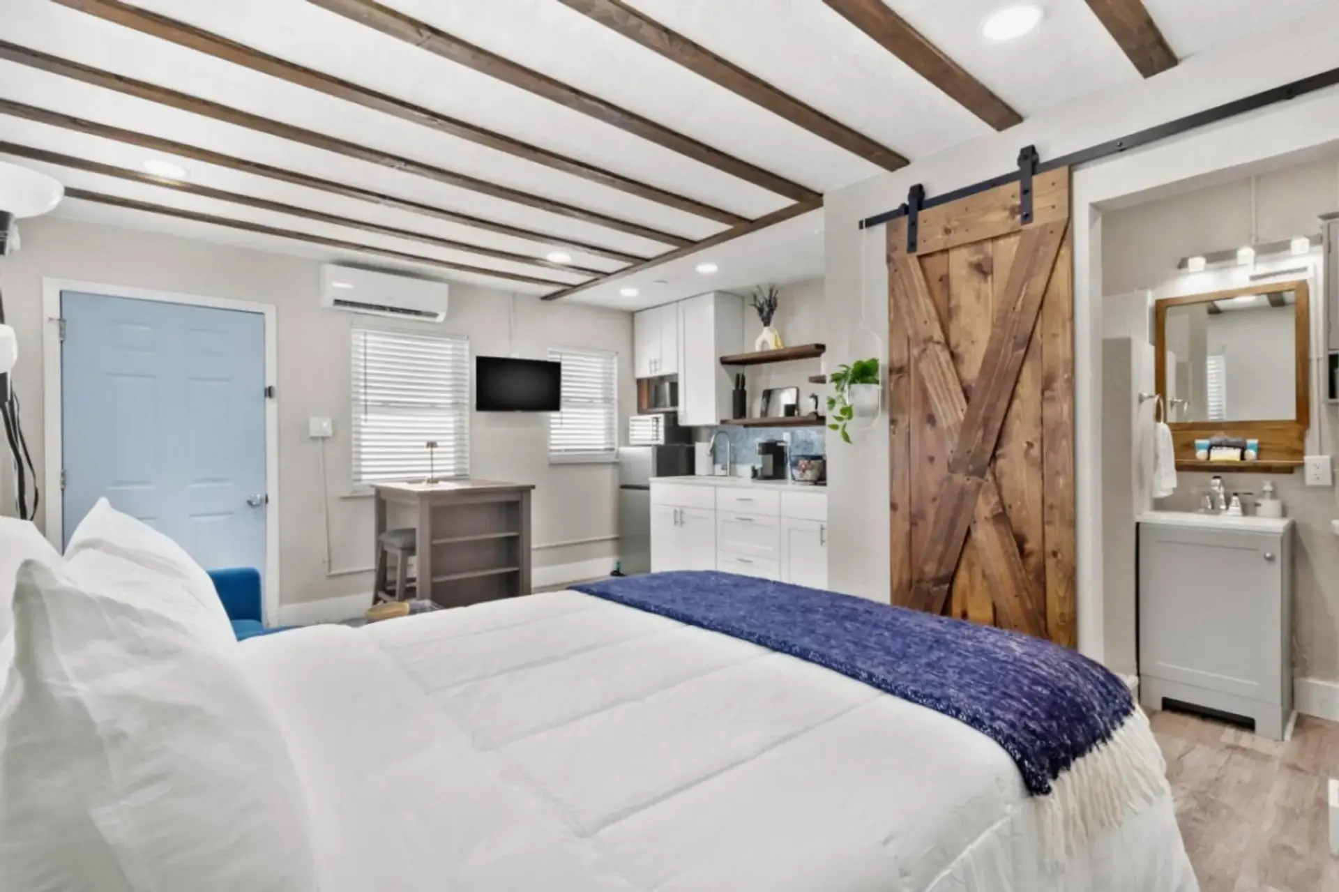 Escape to Sala Suites! Walk to Beach & Pet Friendly!