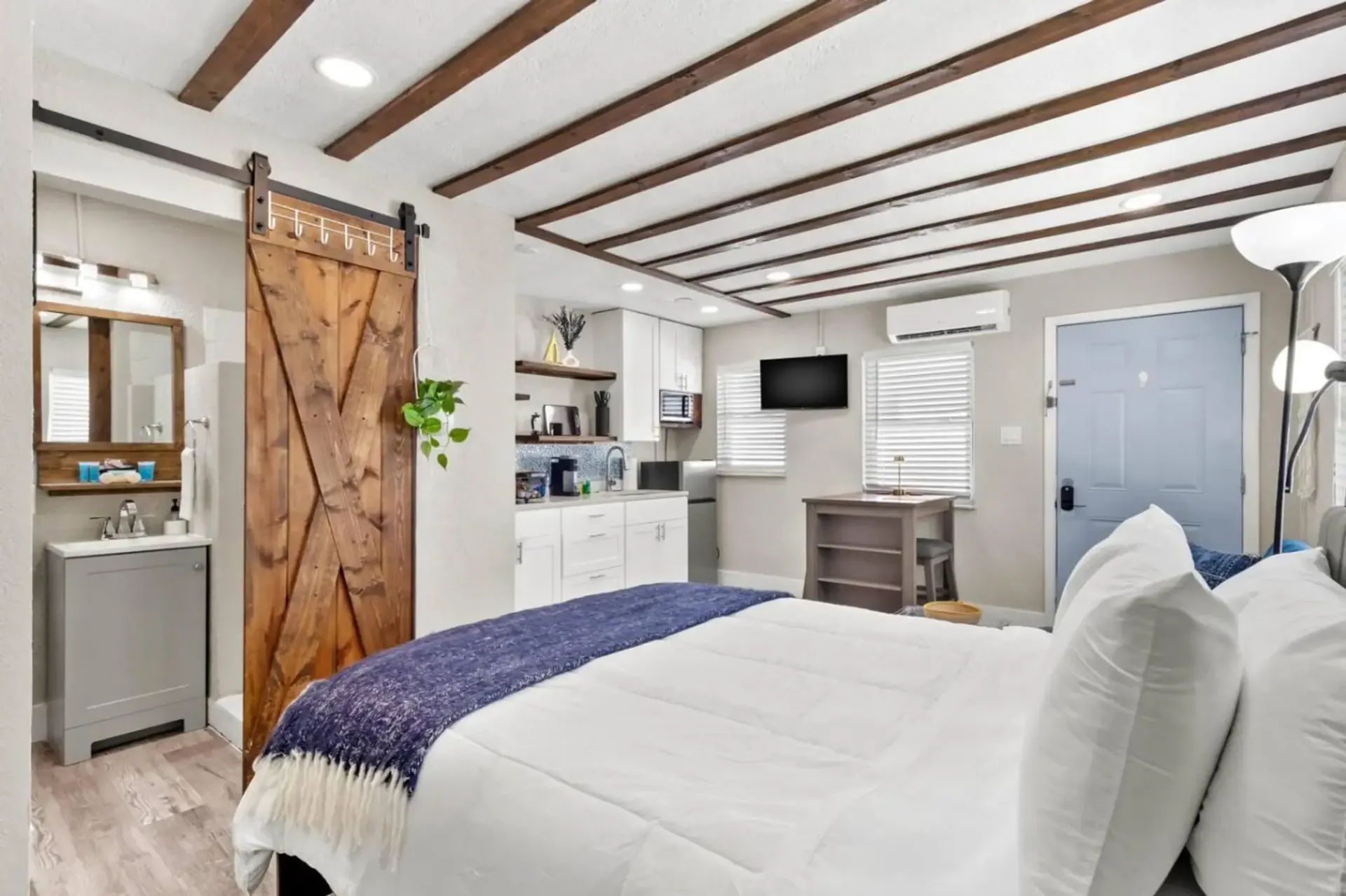 Sala Suites! Walk to Beach & Restaurants! Pet Friendly!